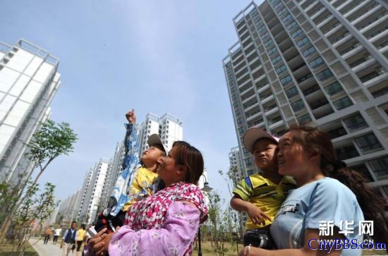 第六：合肥 资料图片：5月18日，合肥市义城街道农民郑芳（右）和孙桂莲带着孩子在滨湖康园一期里观看小区环 ...