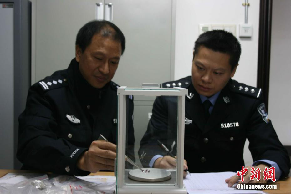 旅客行李箱拉杆内夹藏424克拉钻石过关被查