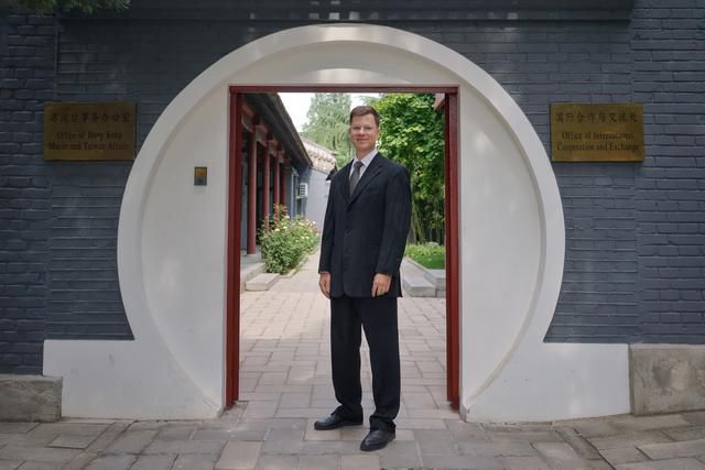 朱大卫在清华大学国际合作与交流处门口