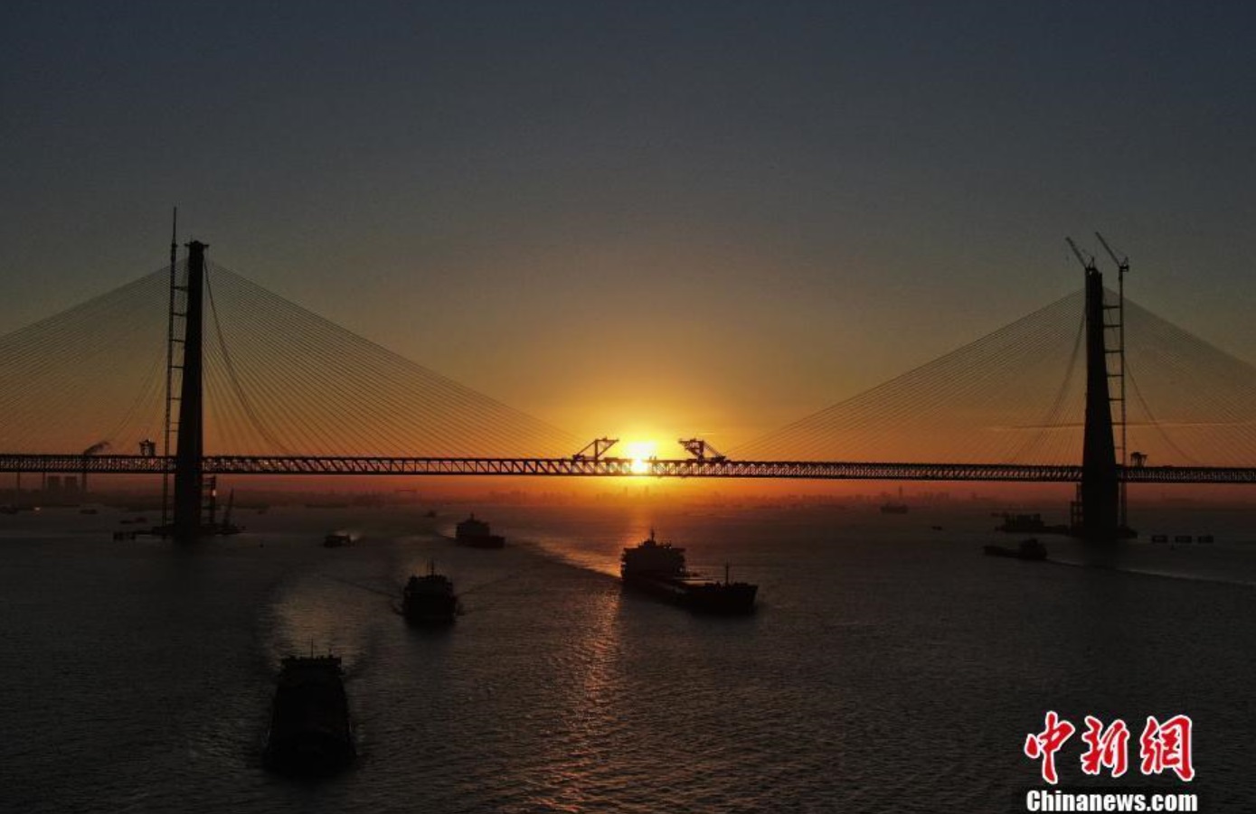 沪通长江大桥全桥合龙