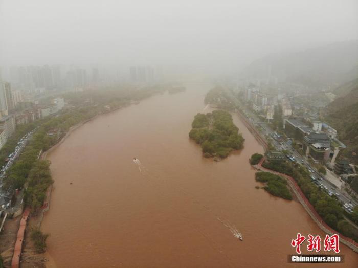 兰州出现沙尘天气，黄河两岸建筑景观被风沙笼罩