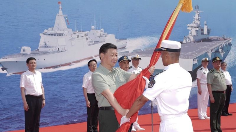 习近平参加海军三型主战舰艇交接入列仪式，向长征18号潜艇授予军旗和命名证书 ...