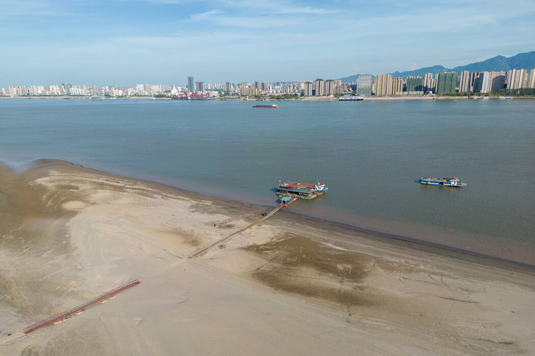 中国经历60年来最严峻高温天气，多地限电停工