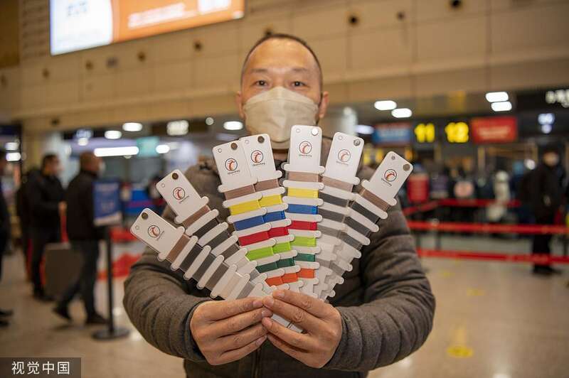 义乌机场进口处，由永康市23家企业组成经贸团远赴阿联酋，抱团出海抢市场 ... ...
