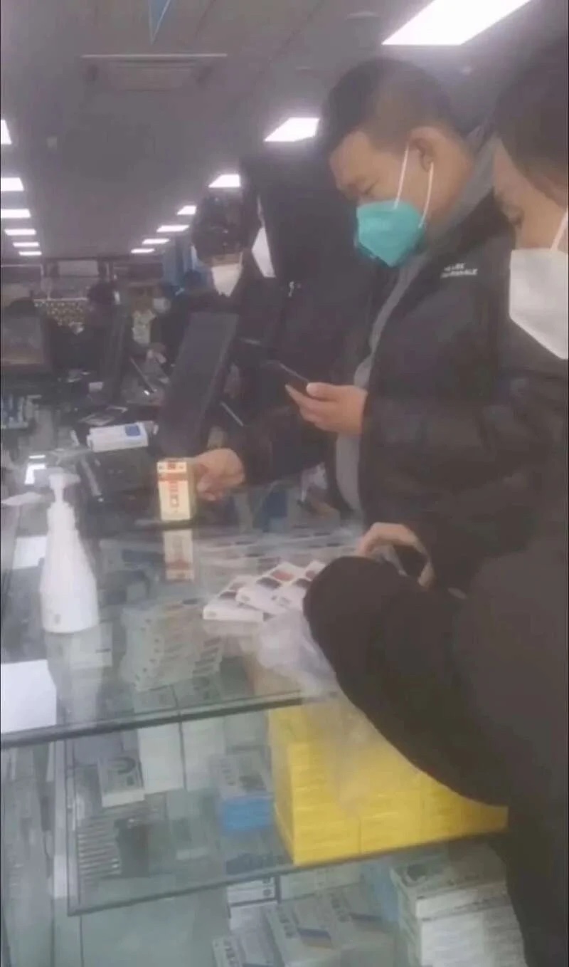 吉林省辽源市居民正在买退烧药