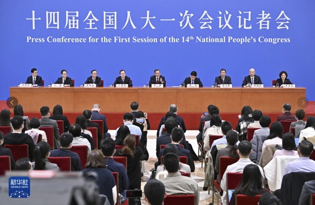 新任总理李强会与副总理一同出席记者会，与记者见面。国务院副总理丁薛祥、何立峰、张国清、刘国中坐在主席 ...