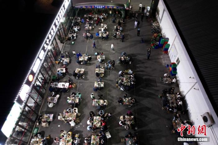 山东淄博一家烧烤店内座无虚席，食客排队享用美食