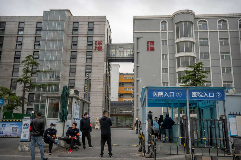 上个月，北京长峰医院外的警察和保安