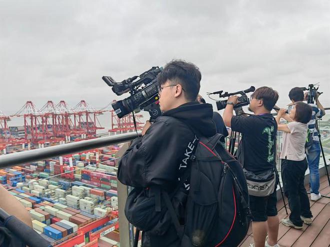 蒋万安参访上海