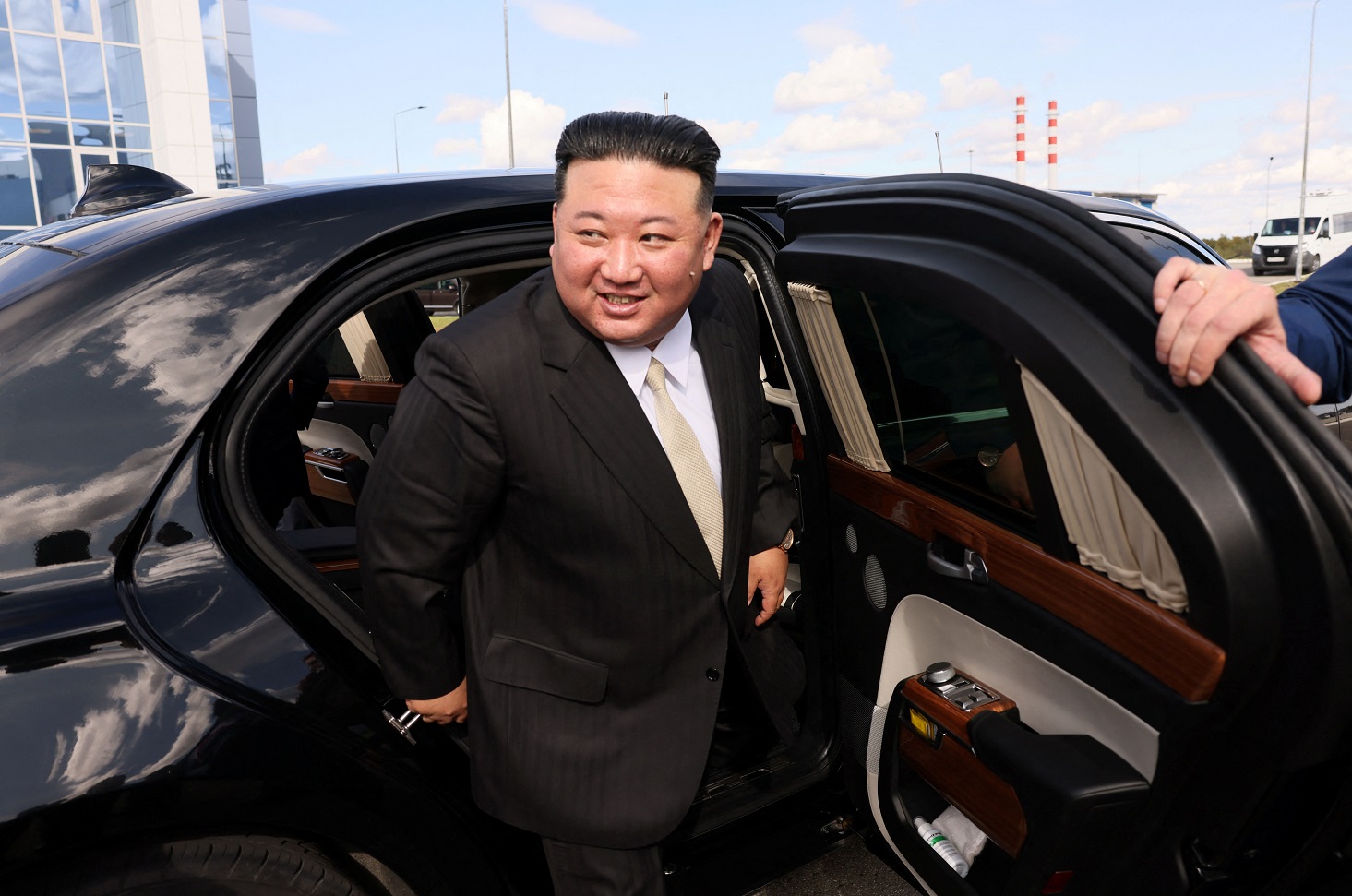 金正恩13日下午抵达东方太空发射场
