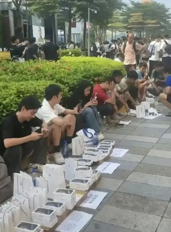 仅仅一天，苹果新机的价格就“破发”，黄牛们亏大了，不得不紧急甩卖自己花钱雇人抢购到的苹果，然后在街头 ...