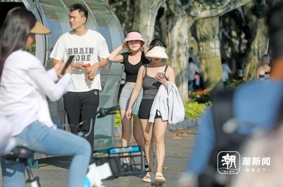 与此同时，南方多地的气温记录却屡创新高
