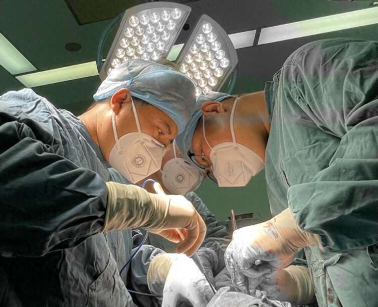 尽快为小陈实行胸腔镜下右肺上叶切除手术