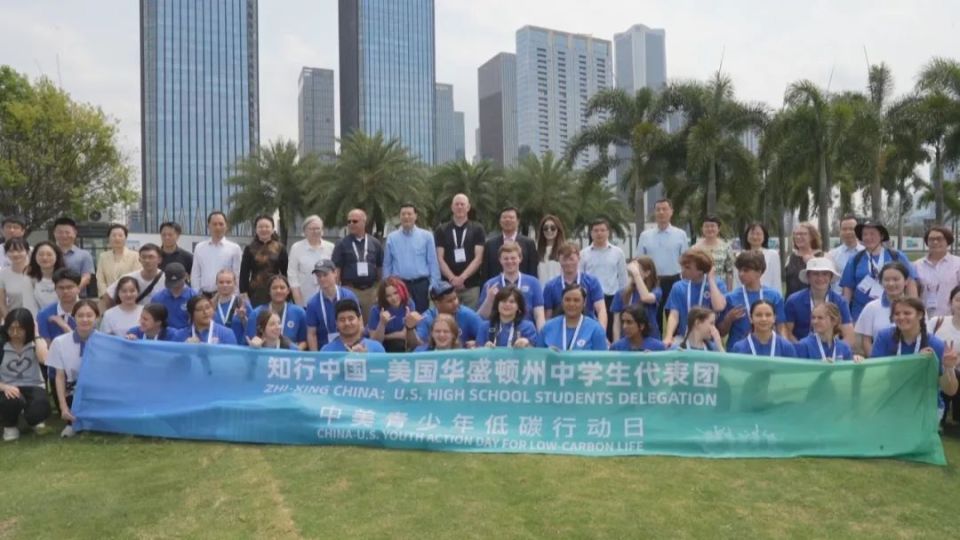 一批来自美国华盛顿州林肯中学和斯特拉孔中学的学生到访中国