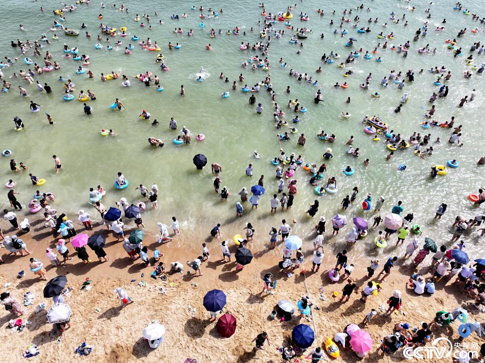 2024年8月11日，立秋后“秋老虎”发威，江苏省连云港市连岛景区大沙湾海滨浴场每天游客爆满，众多游客来此 ...