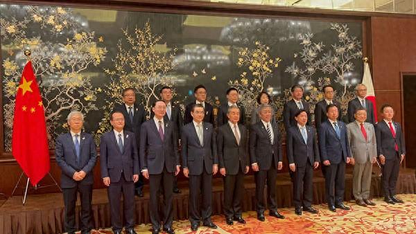 王毅在日本东京同日本外相共同主持第六次中日经济高层对话
