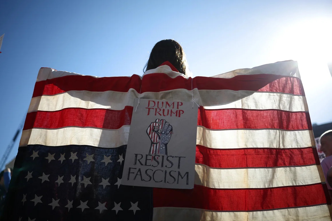 人们在伦敦市中心高举标语牌，抗议美国总统唐纳德·特朗普