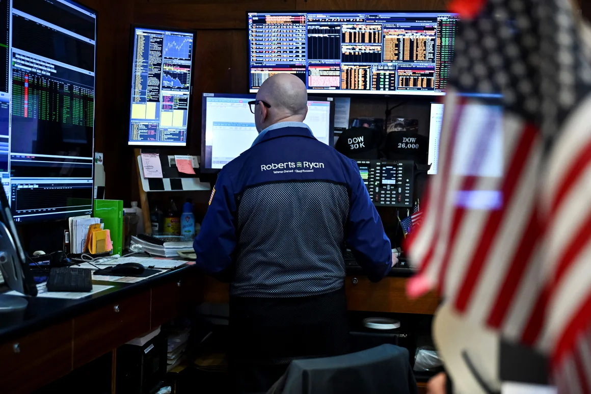 一名交易员在纽约证券交易所大厅工作