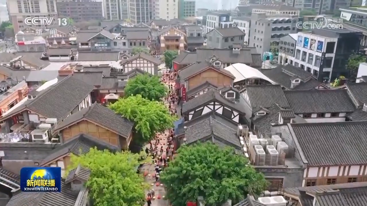 重庆依托依山傍水、错落起伏的地形优势，挖掘利用独特的城市景观资源