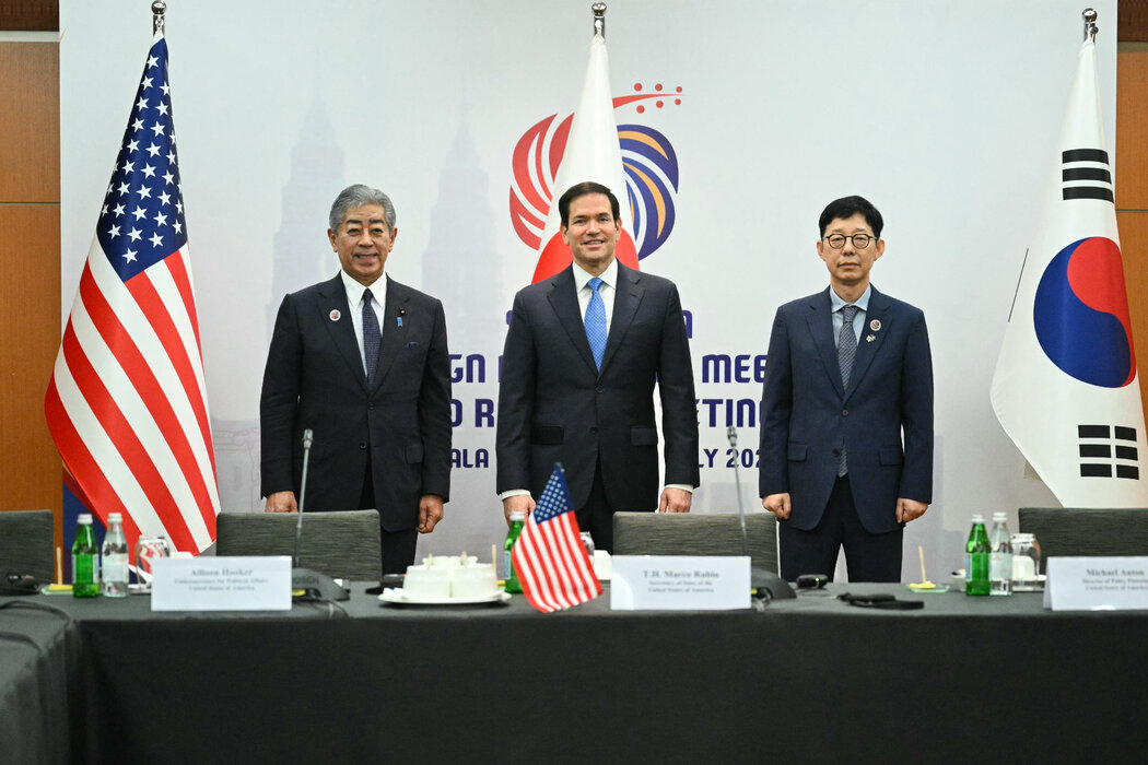 美国国务卿马可·鲁比奥本月与日本外务大臣（左）及韩国外交部副部长举行会晤 ...