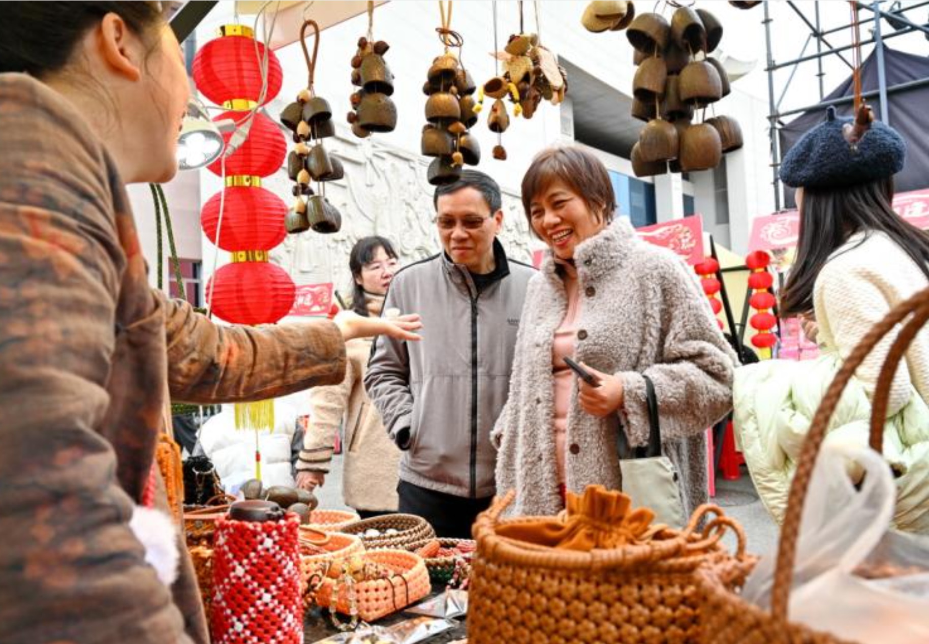 两名游客星期二（2月17日）在福州年货市集选购商品