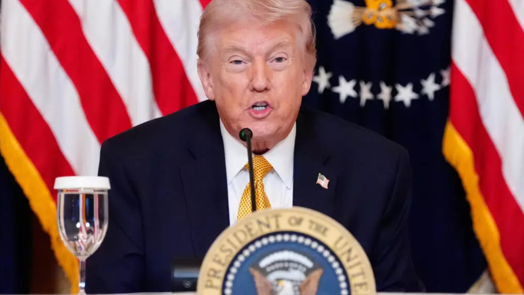 2026年3月16日星期一，美国总统唐纳德·特朗普在华盛顿白宫东厅举行的约翰·F·肯尼迪表演艺术中心理事会会 ...